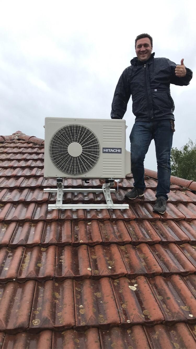 Mathieu Maurin, fondateur Easy Calo, sur un chantier d'installation de pompe à chaleur à Saint-Jean-de-Niost
